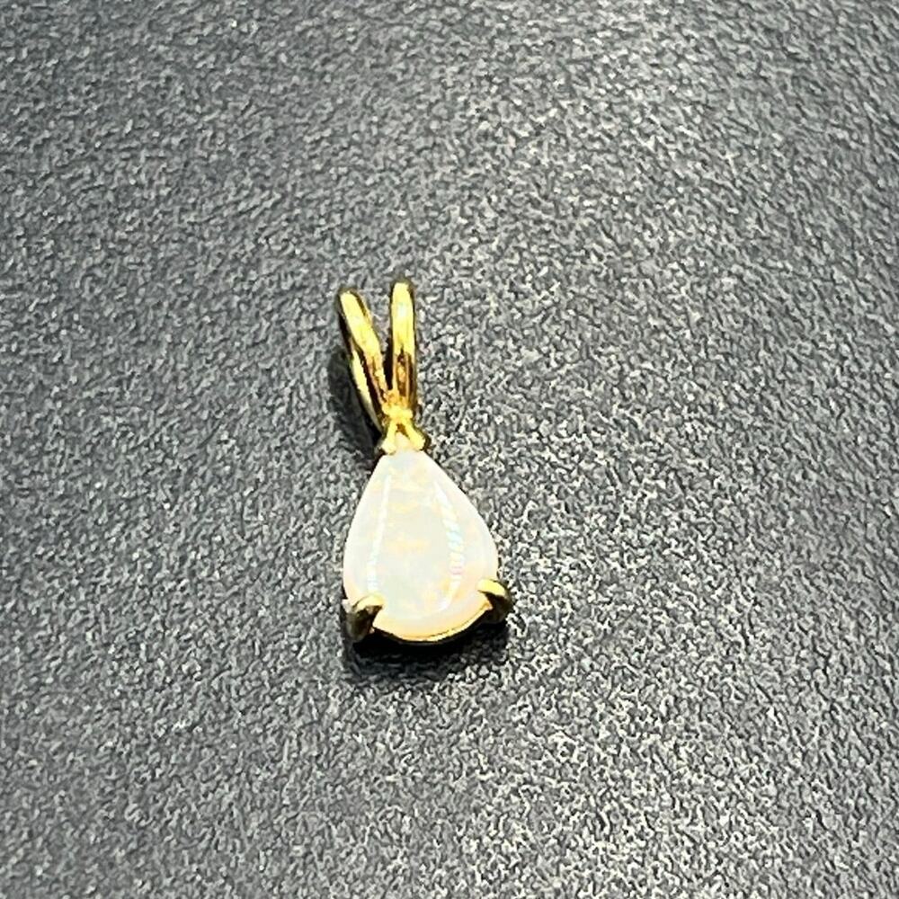 14K Yellow Gold‎ Pear Shape Fire Opal
Pendant 7x5mm Natural Stone
.60g Vintage